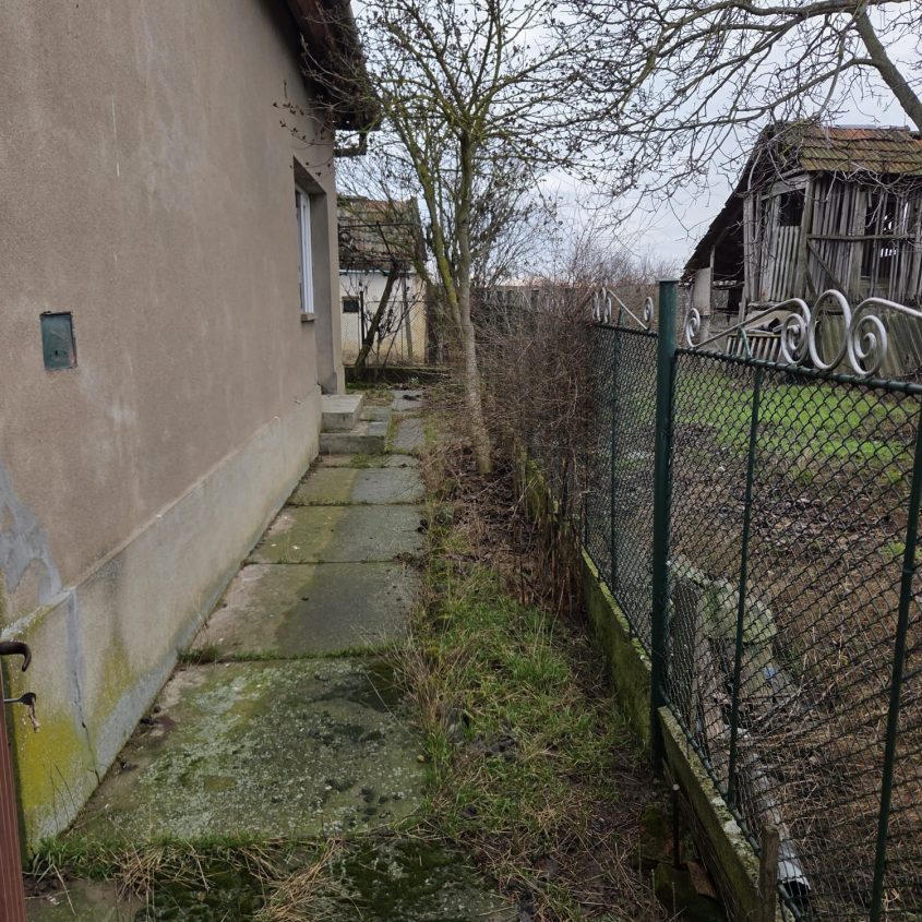 Casă de vânzare în Boiu, județul Bihor – zonă liniștită, teren generos