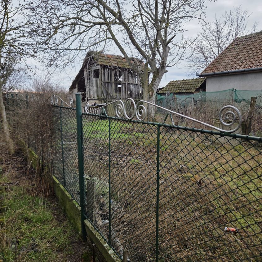 Casă de vânzare în Boiu, județul Bihor – zonă liniștită, teren generos