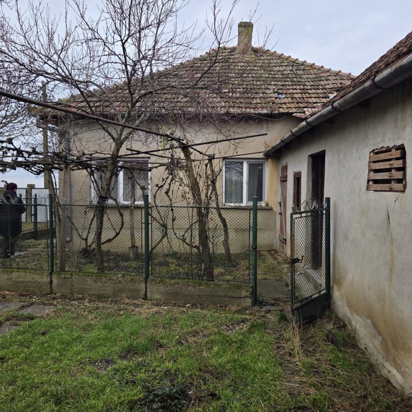 Casă de vânzare în Boiu, județul Bihor – zonă liniștită, teren generos